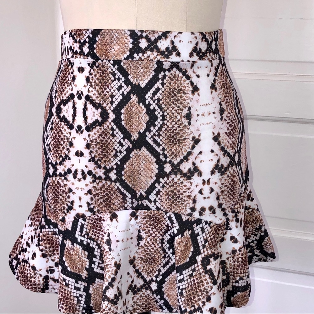 PRETTY LITTLE THING snake print skirt 🐍